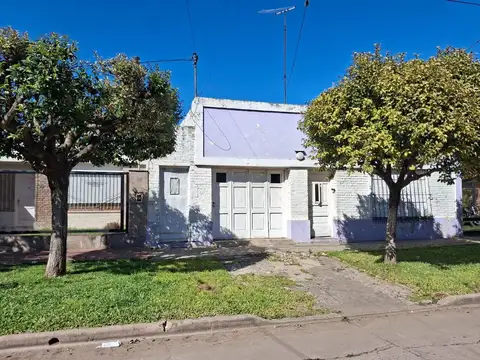 VENTA CASA 2 DORMI, COCHERA Y PATIO. SAN LORENZO