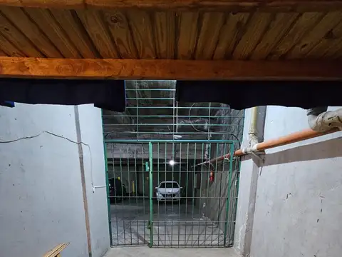 Venta Cochera fija cubierta con baulera. Zona Centro