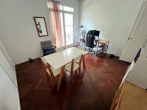 Uriburu al 400. Esquina Av.Corrientes