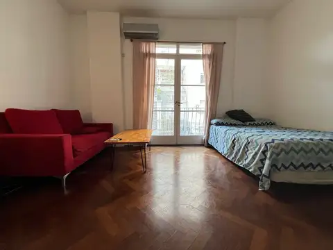 Departamento en venta de 2 ambientes con balcón. Apto credito. Balvanera.