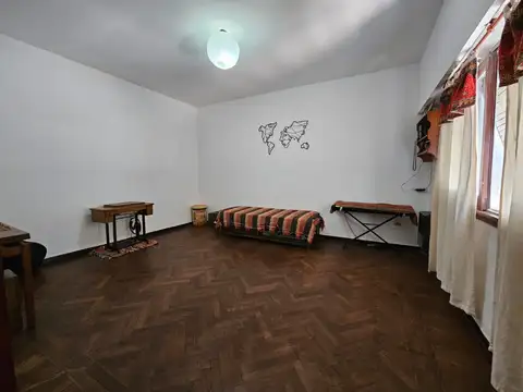 . Departamento , PH . MUY AMPLIO -ubicado en el primer piso con patio y balcon