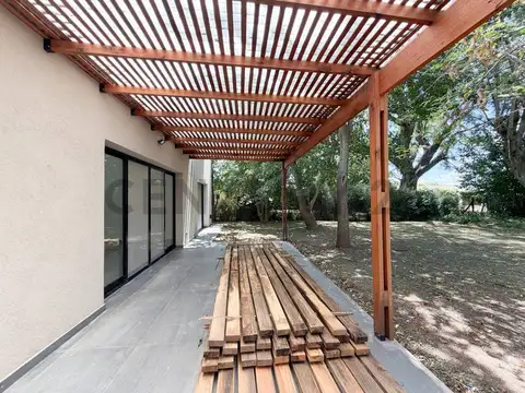 San Matías 100, Piso 0