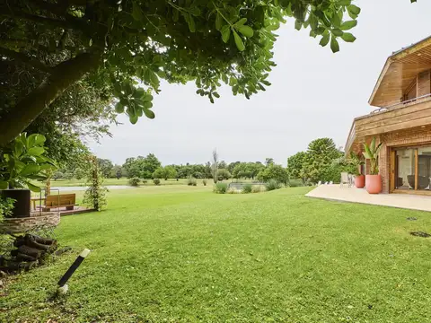 Casa 6 ambientes con 5 baños