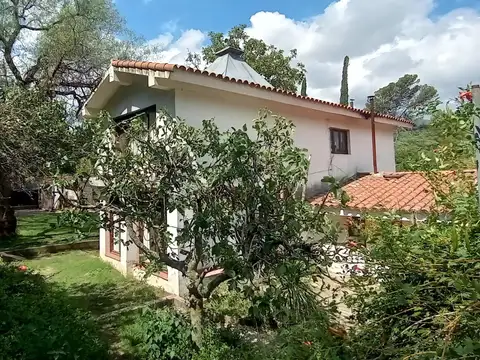 Casa 8 ambientes con 2 baños