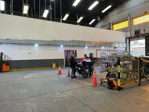 Galpón en venta. 1.292 m2 con oficinas y acceso para camiones. Mixtura A 2.