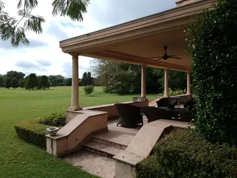 IMPORTANTE CASA SOBRE CANCHA DE GOLF