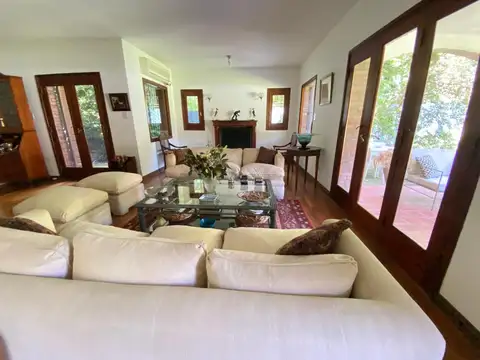 Lindisima casa en Lomas de San Isidro de 4 dorm con 382m3 cub, y 1115m2 lote-Schoenstatt