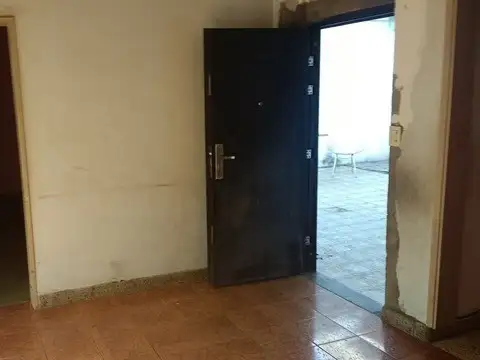 Chalet de 4 ambientes con amplio parque. Barrio San nicolas.