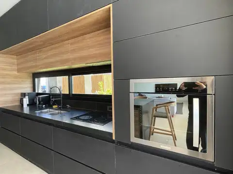 Casa 6 ambientes con 5 baños