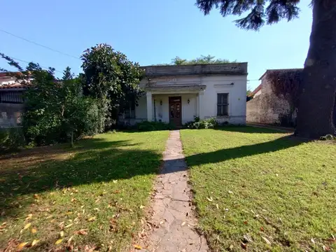 CASA ANTIGUA A LA VENTA EN ADROGUE CON EXCELENTE LOTE