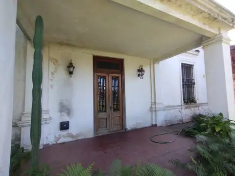 CASA ANTIGUA A LA VENTA EN ADROGUE CON EXCELENTE LOTE