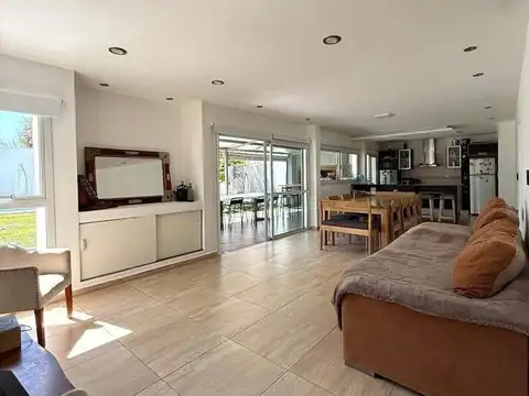 Casa 7 ambientes con 1 baño