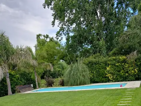 Casa 8 ambientes con 4 baños