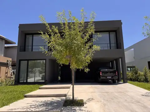 Casa 6 ambientes con 5 baños