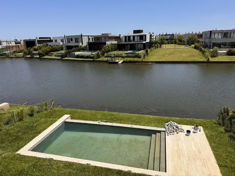 Casa en Venta a laguna en Carpinchos - 4 Suites