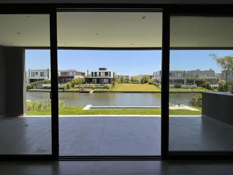 Casa en Venta con 5 cocheras