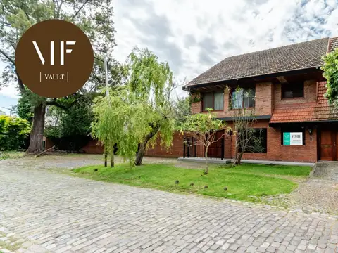 Importante casa a la venta sobre magnífico terreno de 1221 m2 en la calle más linda de Martínez.