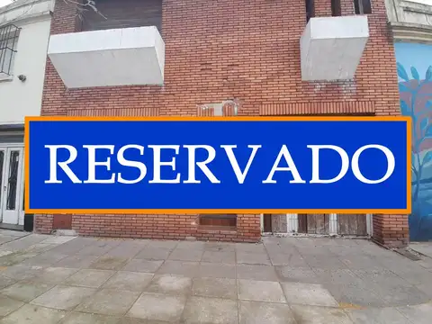 RESERVADO Casa en  lote propio a refaccionar para vivienda, desarrollo comercial o construir.