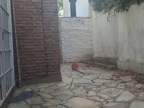 Casa tipo PH xcelente ubicación 6 ambientes 3 dormi. escrit. Lavadero y terraza