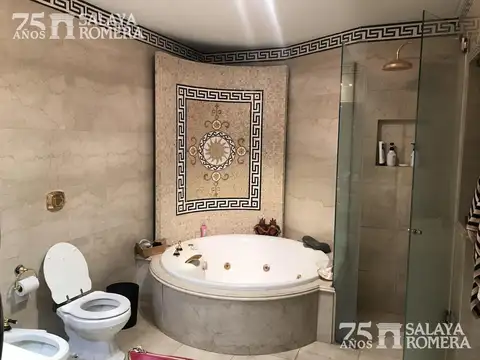 Casa en Venta con 7 cocheras