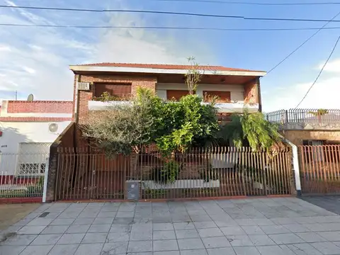 Casa 5 Ambientes c/ Cochera p/ 3 autos 300 m² Cub. - San Justo