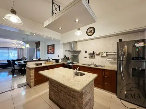 Venta casa 3 dormitorios, 2 baños, cochera en Pte Roca 3400