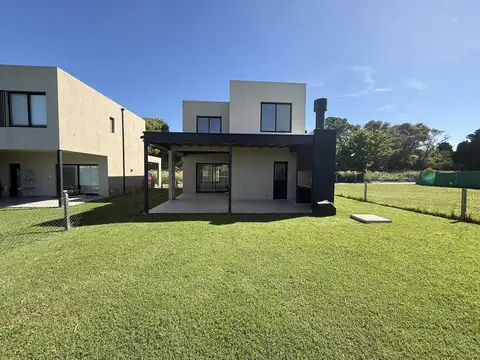 Casa en Alquiler con 1 cochera