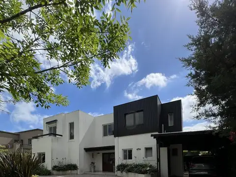 JHO. Venta casa 5 ambientes con pileta en Barrio Nautico  San Isidro Labrador. Villanueva.