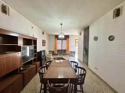 Casa en Venta de 3 dormitorios, patio, galería y cochera. Centro Campana