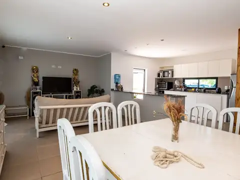 Casa 4 ambientes con 2 baños
