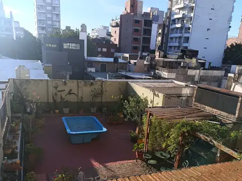 LOURDES HERMOSA CASA ANTIGUA DE ESTILO EN PLANTA ALTA  CON AMPLISIMO PATIO CON PILETA