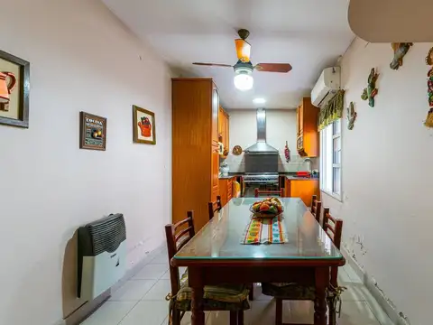 Casa 4 ambientes con 2 baños