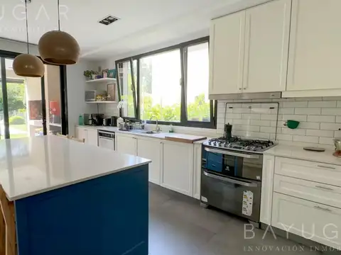 Casa 6 ambientes con 3 baños