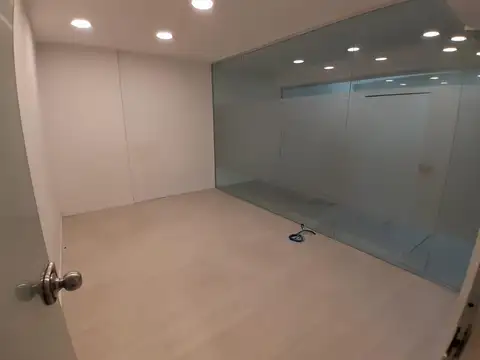 Frente vidriado, seguridad 24 hs.