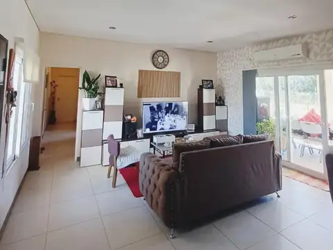 VENTA de casa 5 ambientes  moderna y funcional con energía