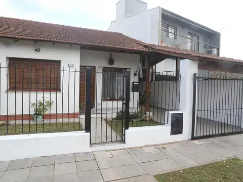 Venta Dúplex tipo casa con jardín y quincho.