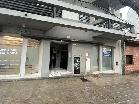 Deparatamento al frente, en planta baja de edificio, con amp