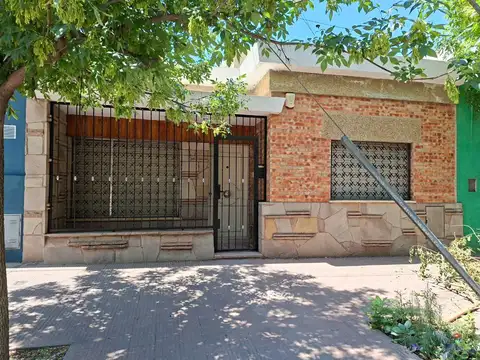 ALQUILO CASA BARRIO OBSERVATORIO DOS DORMITORIOS CON PATIO.