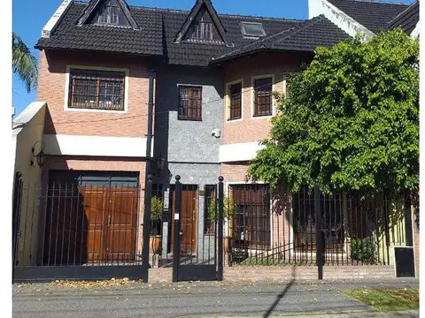 CHALET 6 AMB. DE CATEGORIA, FONDO, QUINCHO, PARRILLA, GARAGE, TERRAZA, PISCINA, SOBRE 2 LOTES