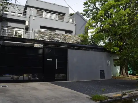 Hermosa casa de categoría 5 amb. Centro de Ituz. Sur