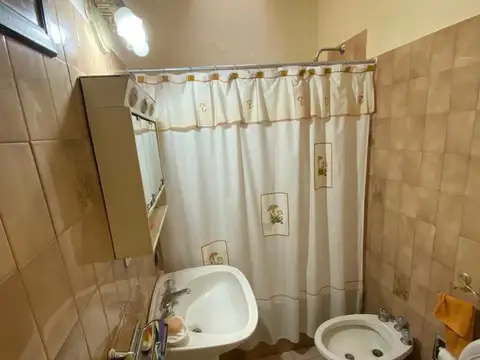 VENTA EN BLOCK, CASA 3AMB + DEPTO 3 AMB (FONDO) A RECICLAR+ DPTO 2 AMB (PLANTA ALTA) A  REFACCIONAR