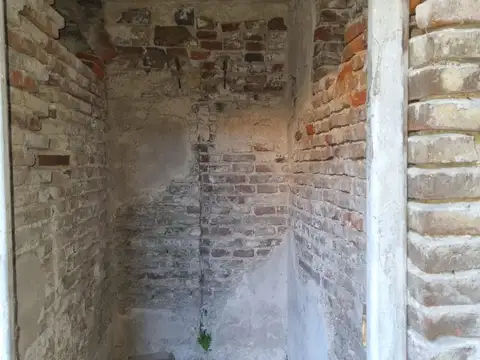 CASA EN VENTA A RECICLAR EN EL CORAZON DE LA ZONA COMERCIAL DE EMPALME GRANEROS