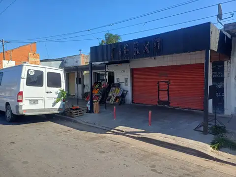Parcela con 2 locales comerciales al frente y una edificación a reciclar - Barrio Lubo - Campana