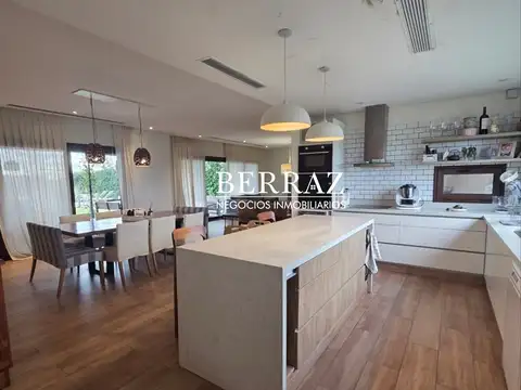 Casa 8 ambientes con 4 baños