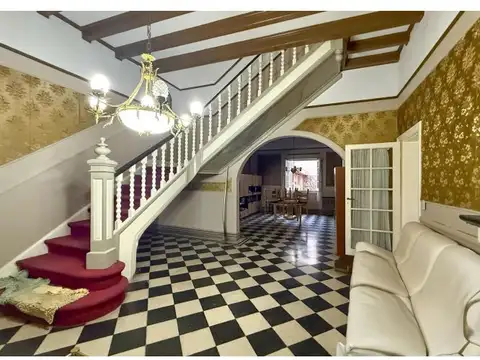 Casa 8 ambientes con 2 baños