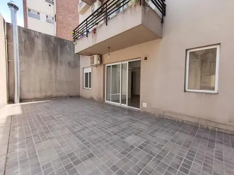 Alquilo 2 ambientes amplios.Cocina.Contrafrente.Gran Patio