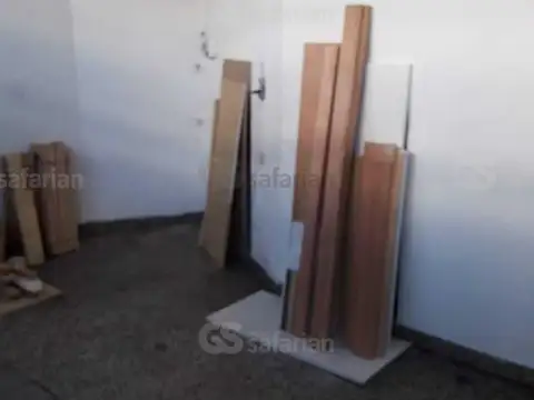 Local en Alquiler en Coghlan, $ 780.000