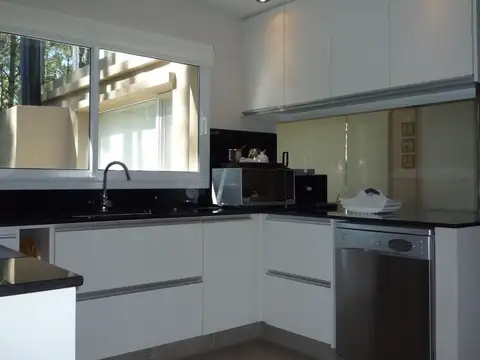 Casa 4 ambientes con 4 baños