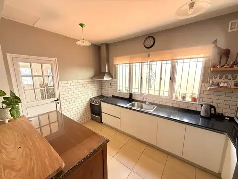 Casa en Venta con 3 cocheras