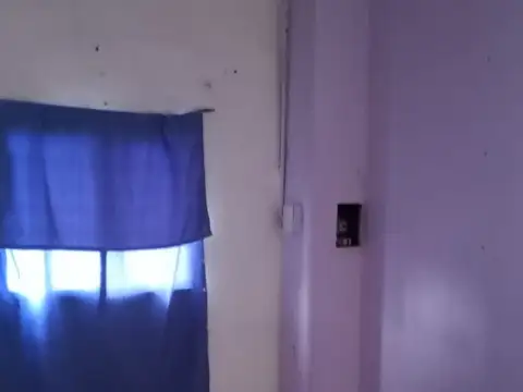 LOTE EN ESQUINA CON DOS DEPTOS DE TRES AMBIENTES U$S 74.000.-